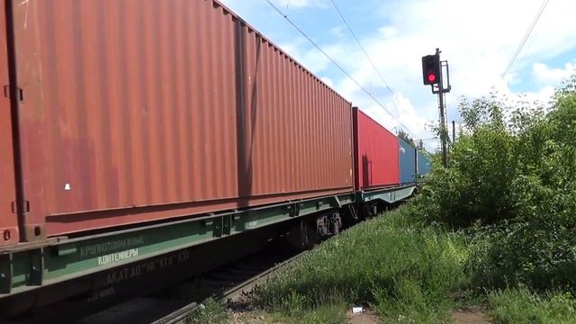 "Зелёный динозавр" ВЛ10У-345 с контейнерным поездом.
