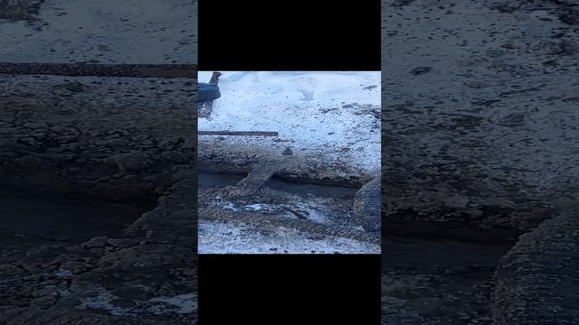 Зимнее бурение скважины в п.Золотая нива