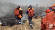 Больше 20 сливов воды произвел вертолет МЧС России при ликвидации пожаров вблизи села Голубичное