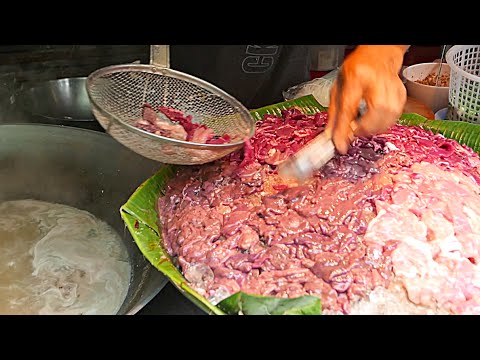 Уличная еда Бангкока – суп со свининой и лапшой