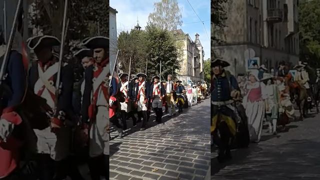 Вдоль по улице под дробь барабана пешие и конные.