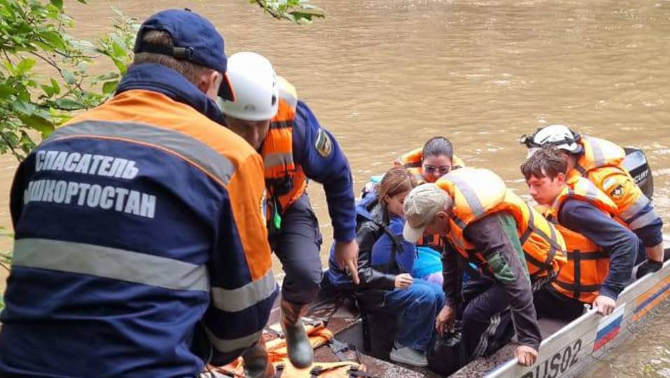 В Башкирии спасатели эвакуировали детей из лагеря «Мурадым» на реке Большой Ик