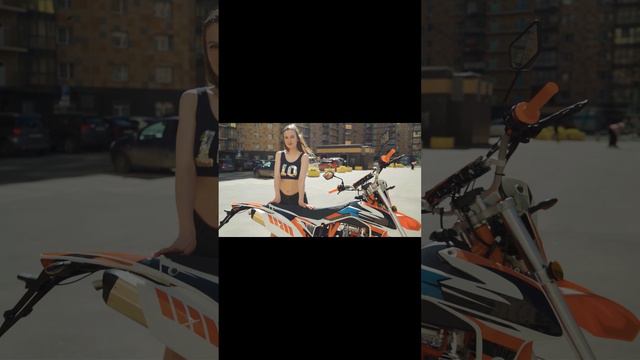 Девушка и мотоцикл XMOTOS 250 PR3.