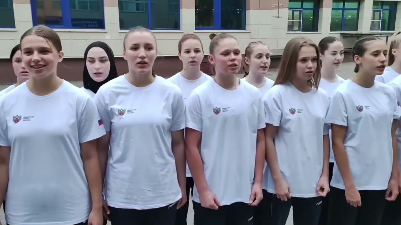 Юниорская сборная России по боксу исполняет национальный гимн в День России