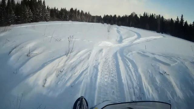 Снегоходы, катание на снежиках.