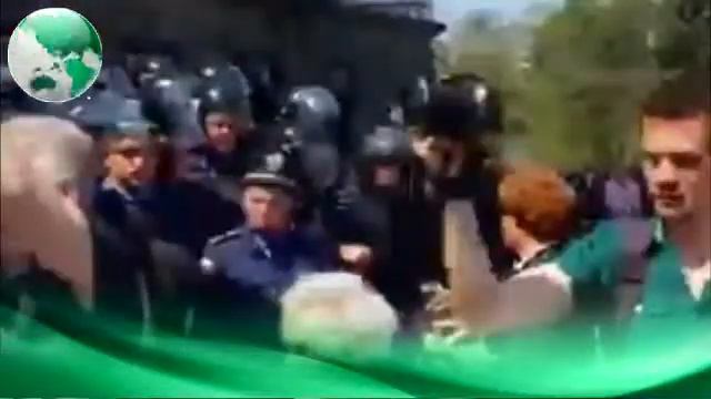 Одесса Сегодня  Женщина бьёт Милицию цветами