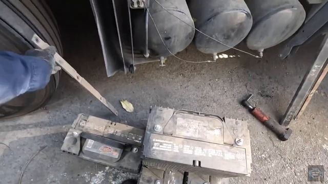 Volvo VNL760 Batteries replacement