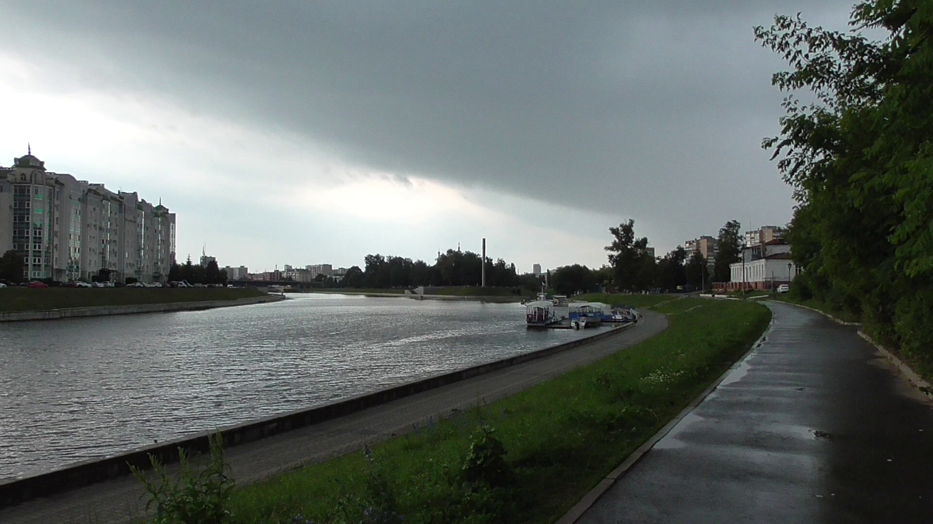 Набережная, река и небо. Дождь пошёл в городе. Я под зонтом, сегодня 20 июня 2024 год