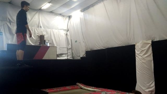 Батуты. Подбив и полтора сальто назад