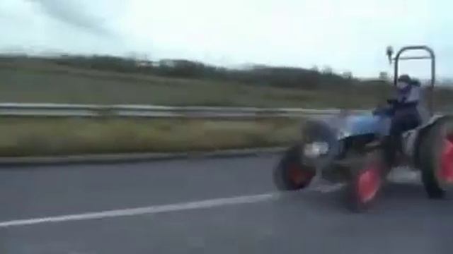 Самый быстрый трактор.mp4