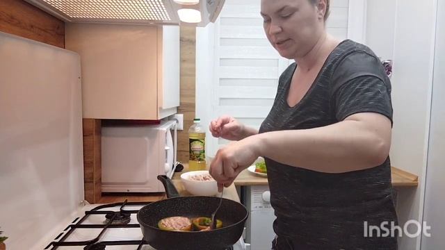 Вкусная горячая закуска из перца с фаршем