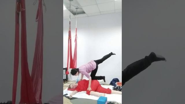 Традиционный Тайский массаж . Позиция Лёжа на боку