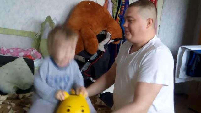 Папа с сыном у бабушки - как развлечь ребенка