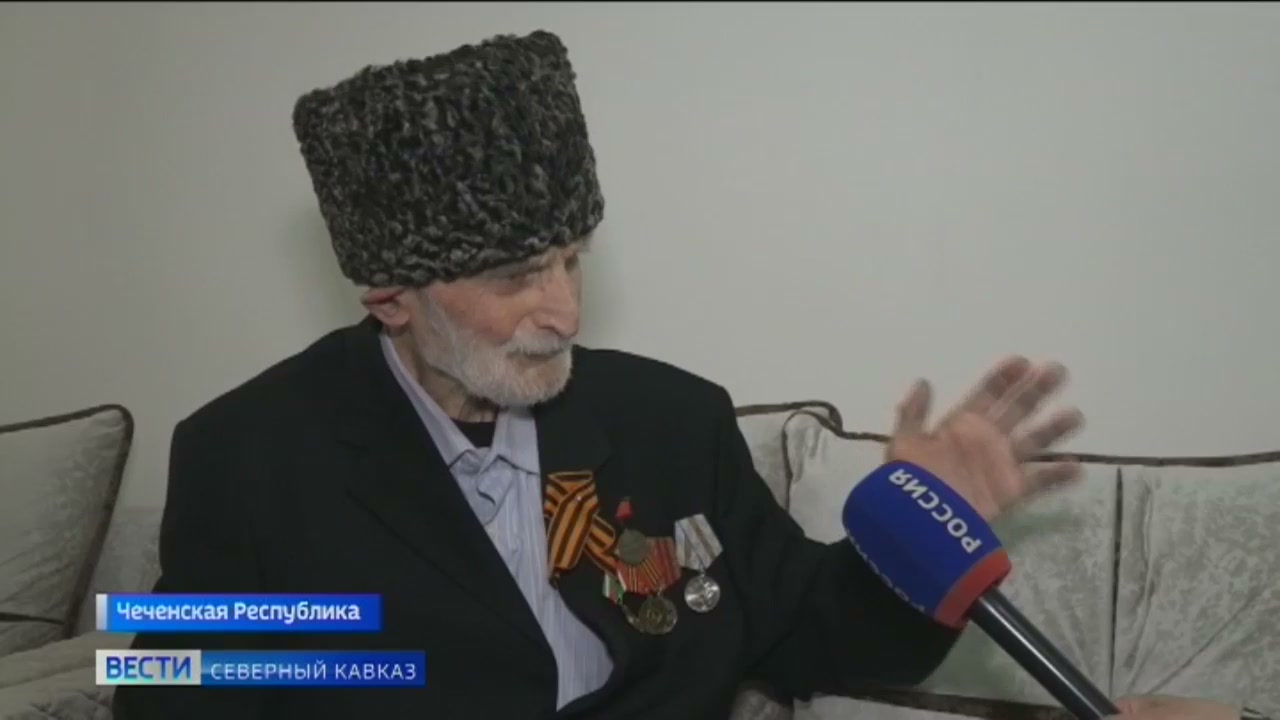В Чечне поздравили ветерана тыла Янарси Керимова