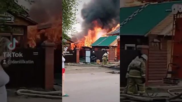 Горит частный дом. угроза соседнему дому