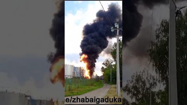 В Тамбовской области загорелся резервуар на территории нефтебазы.