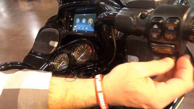 2021 HARLEY DAVIDSON ROAD GLIDE CVO - BLACK HOLE WITH GRAPHICS - 117CI - 21IN FRONT WHEEL