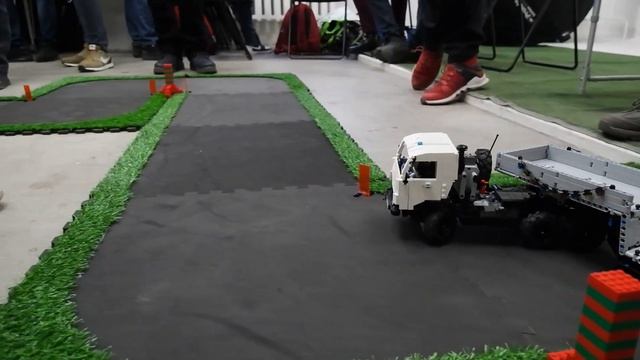 Lego Rig&Roll и Rock&Load Competition (соревнование грузовиков и погрузчиков)