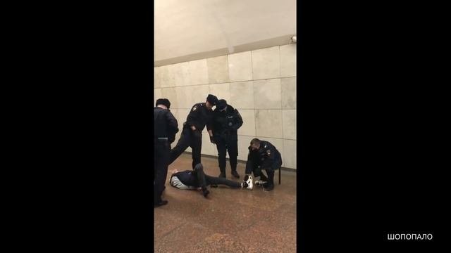 Полиция скрутила пассажира без маски в метро
