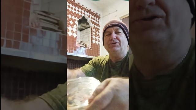 На десерт ягодная корзиночка, чай и клубника с огорода.