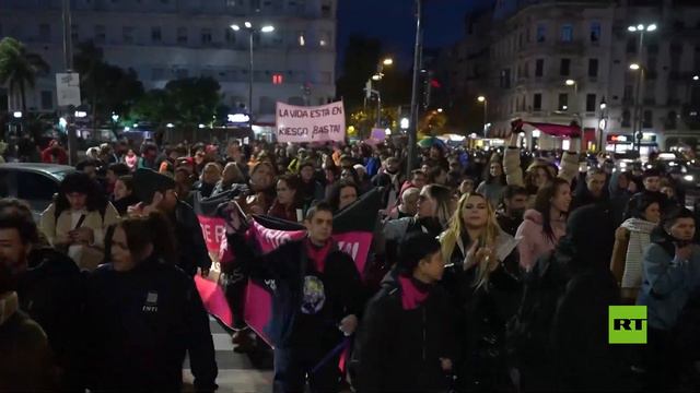 متحولون جنسيا يشتبكون مع الشرطة الأرجنتينية أثناء مسيرة ضد سياسة الرئيس ميلي