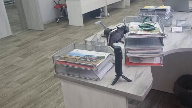 Тестируем умный штатив для камеры телефона в отлел продаж техники. Сам поворачивается!