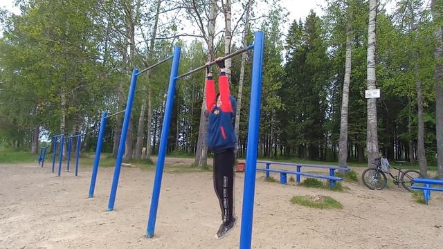 Легкие трюки на турнике.