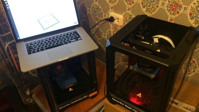 Makerbot Mini в работе