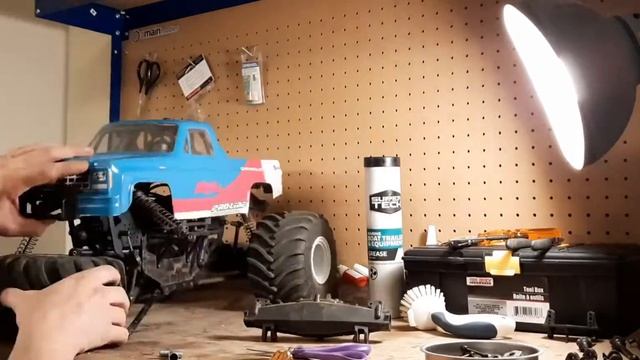 LOSI LMT Monster Truck!  TREAL Axle housings installation & New 25t servo saver!