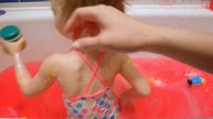 Купаемся в ванной с Джелли Баф и открываем игрушки. Веселое купание, ищем сюрпризы Свинка Пеппа