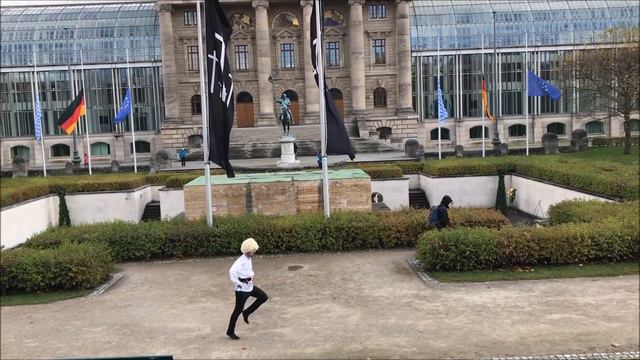 ОЧЕНЬ КАЙФОВАЯ ЧЕЧЕНСКАЯ ЛЕЗГИНКА В ГЕРМАНИИ ПЕРЕД ЗДАНИЕМ ПОСОЛЬСТВА АМЕРИКИ 2017 ALISHKA LEZGINKA