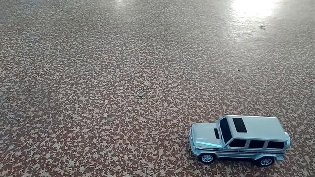 RC Mercedes-Benz G-Class 1:18 pe linoleum