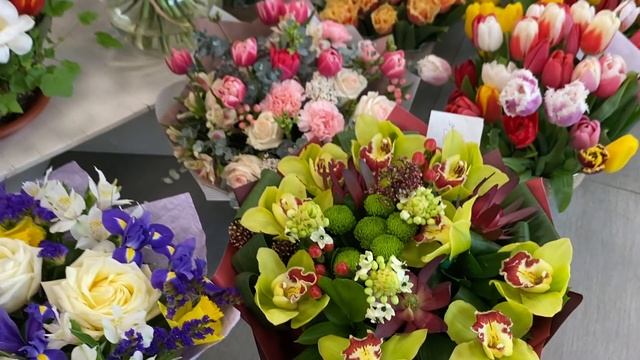 Магазин Белая орхидея .. шагу некуда ступить .. кругом цветы!!