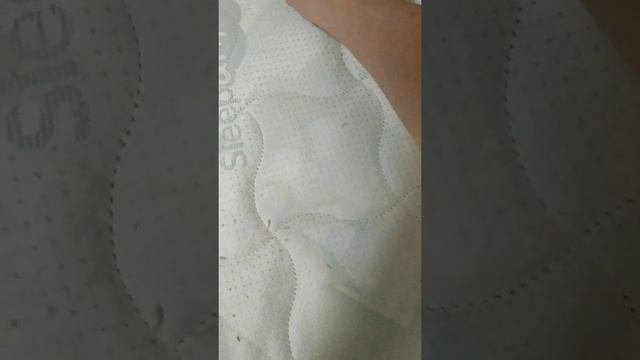 Чистка матраса от наклейки при помощи губки Инволвер