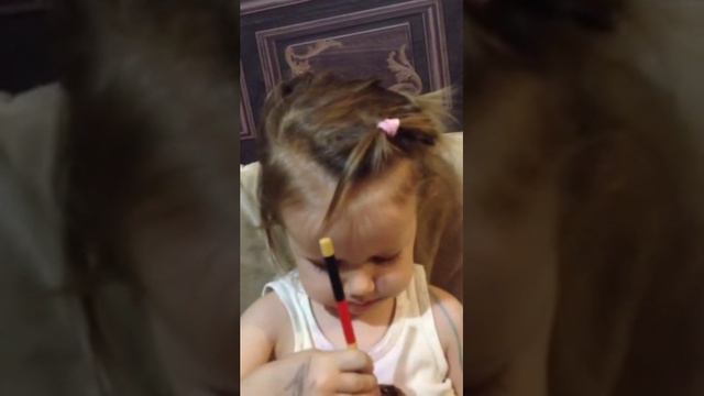 Девочка подпевает песню Цоя