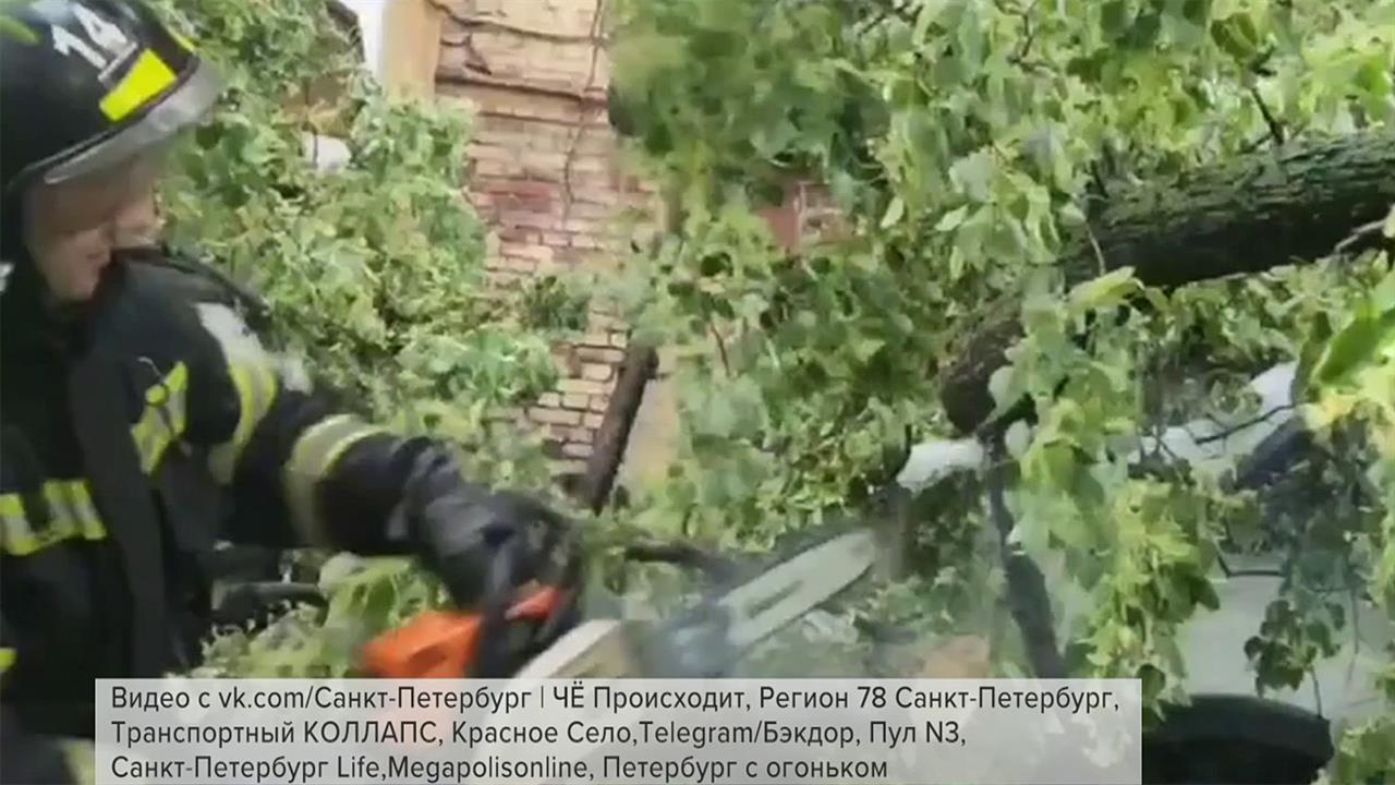 В Санкт-Петербурге устраняют последствия мощного урагана