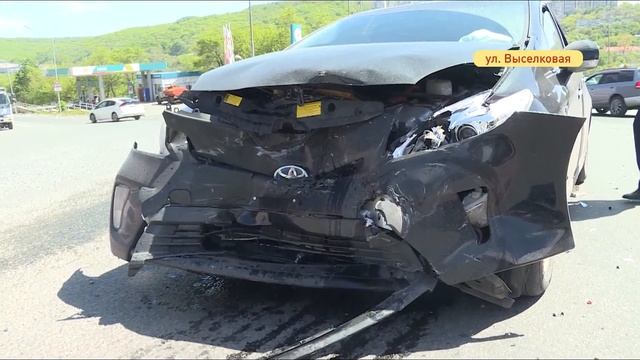 Водитель пребывает в шоке от маневра рулевого седана