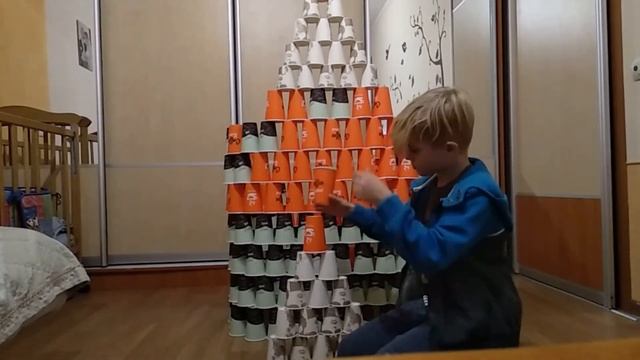 Собираем кольцевую башню из бумажных стаканчиков.