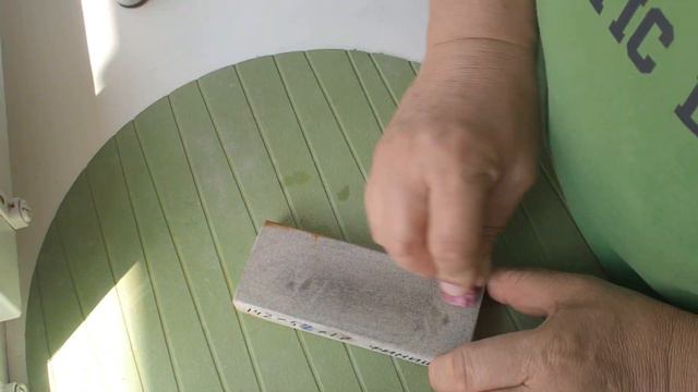 Серый, пористый, финишный камень.
