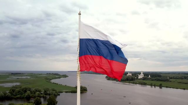 В 6 часов утра на Рюриковом городище в Великом Новгороде 400 человек спели гимн России.