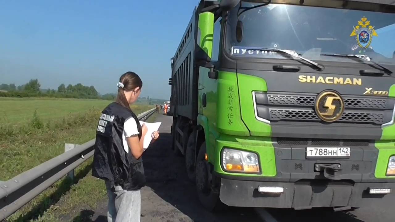 Три  человека погибли: на трассе Кемерово - Новокузнецк столкнулись минивэн с детьми и грузовик