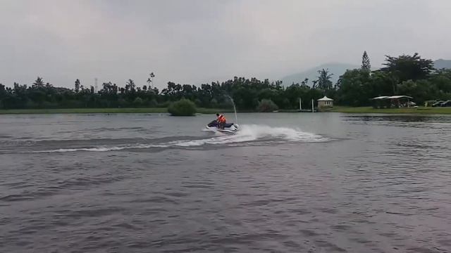108.8.9歲雙胞胎女兒駕駛YAMAHA XL 700水上摩托車