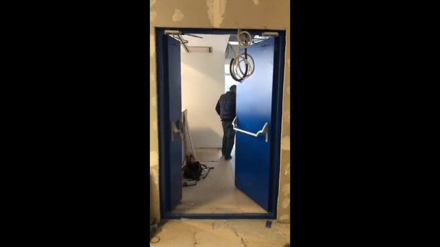 Дверь с синхронизатором створок