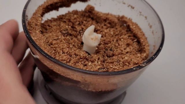 Leckere hausgemachte Süßigkeiten in 10 Minuten! Haferflocken mit Kakao mischen und Nüsse hinzufügen