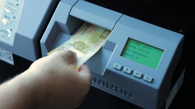 АДМ Moniron настроены на новые 100-рублевые банкноты
