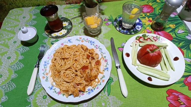 Спагетти, соус, курица