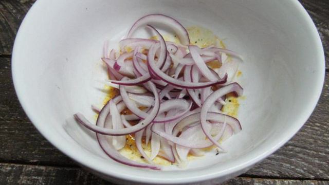 Томатный салат с кабачком фасолью и малосольным огурцом