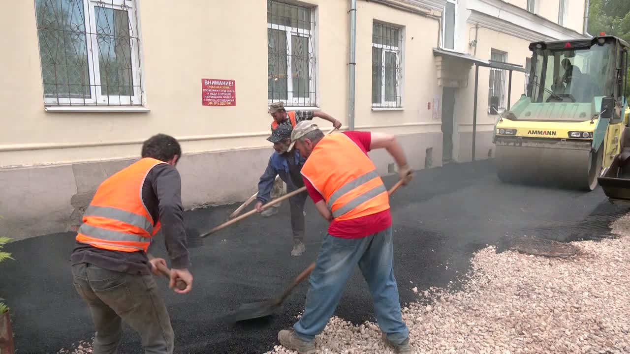 В Костроме продолжаются работы по благоустройству дворов