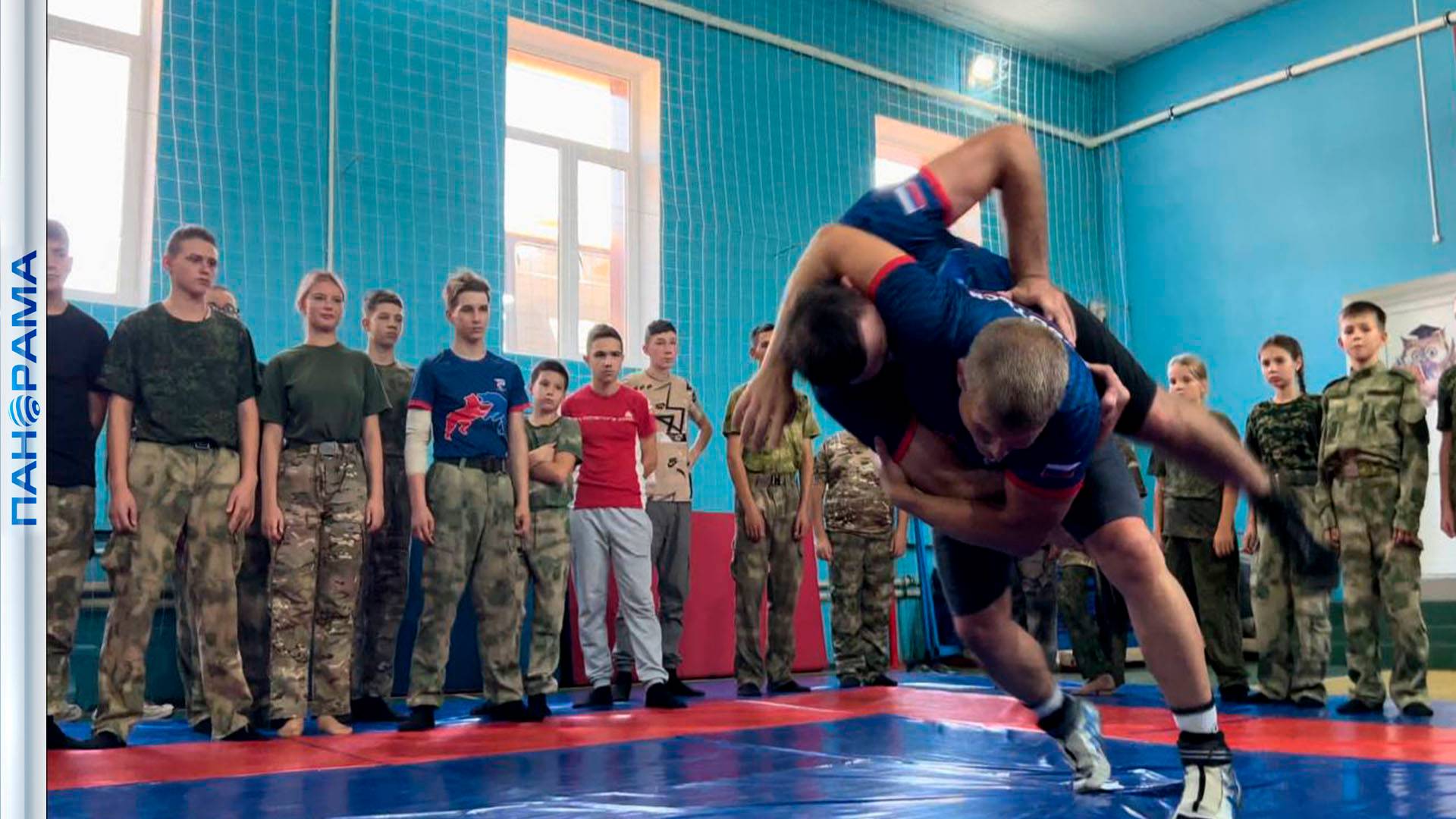 Чемпионы мира по греко-римской борьбе провели зарядку в кадетском корпусе им. Александра Захарченко