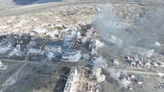 Авиационные бомбы с кассетной боевой частью уничтожают позиции врага в Часов Яре.